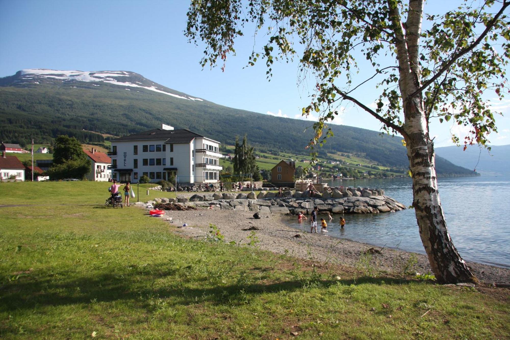 Innvik Fjordhotell Ngoại thất bức ảnh